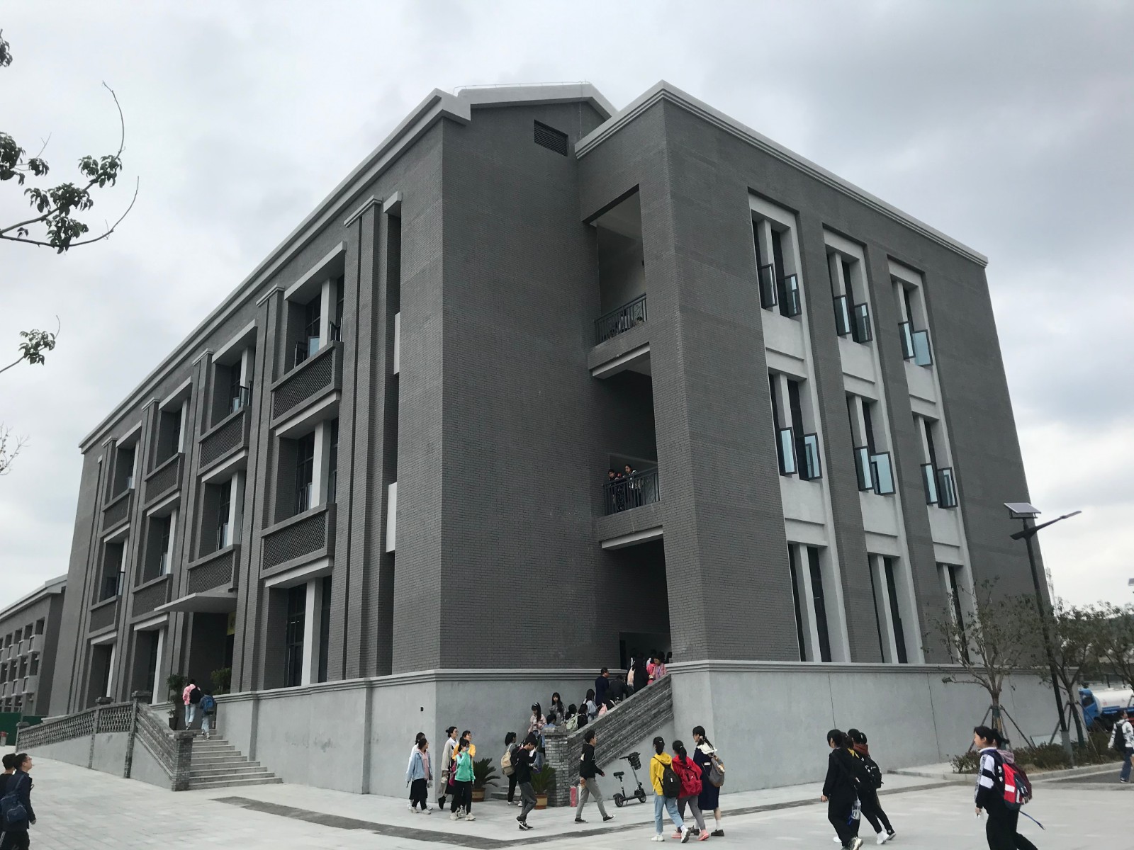 黄麓师范学校新食堂投入使用