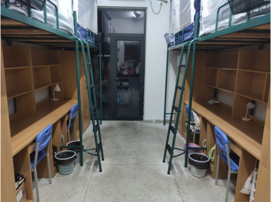 21级1班积极响应学校文化建设要求,在本学期的文明宿舍评比中,我班